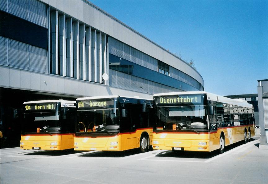 (110'719) - PostAuto Bern - Nr. 652/BE 601'342 + Nr. 653/BE 489'253 + Nr. 651/BE 601'341 - MAN am 30. August 2008 in Bern, Postautostation