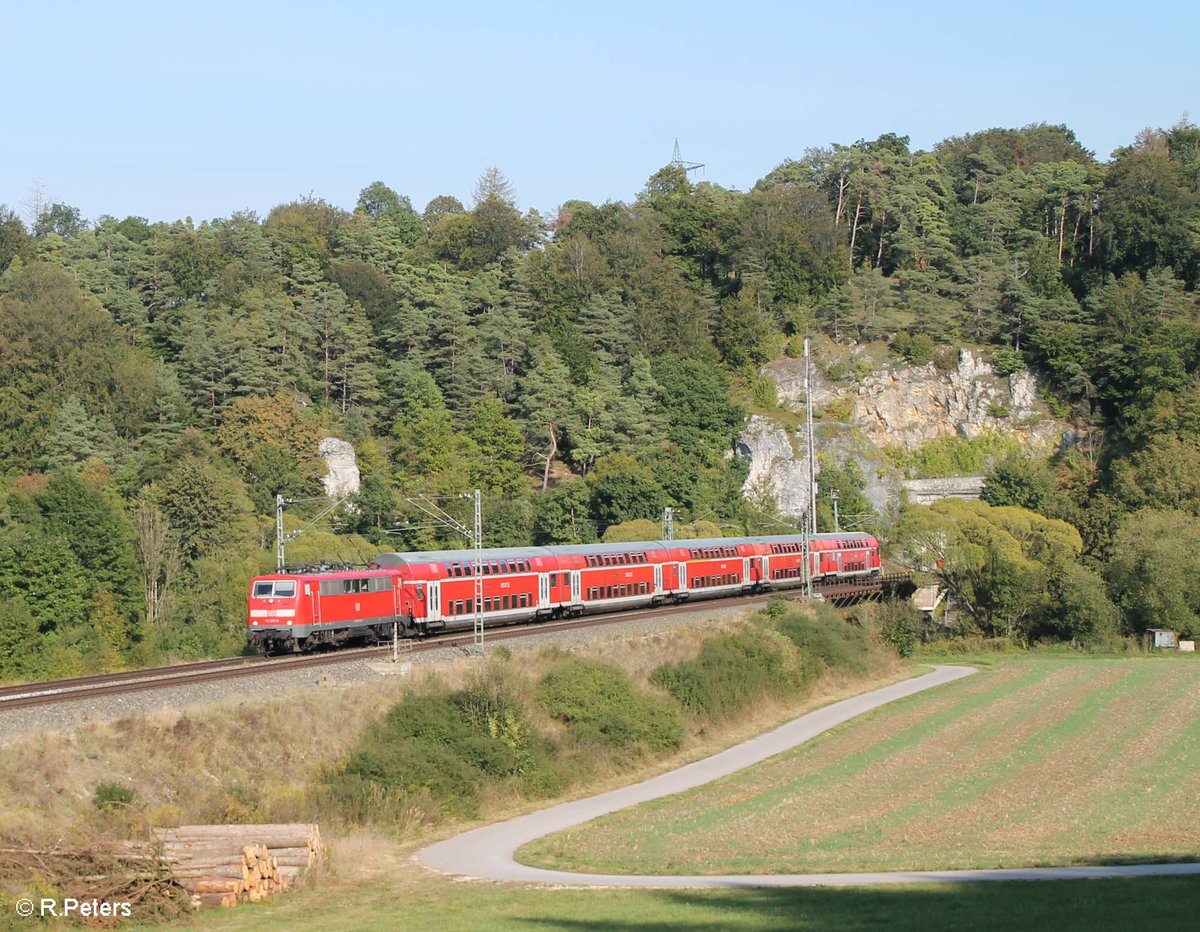 111 017-0 zieht ein RE aus München - Nürnberg aus den Esslinger Tunnel herraus. 24.09.16