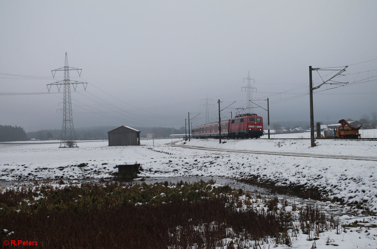 111 024-6 zieht den Abschiedszug Ende der X-Wagen auf der Nürnberger S-Bahn von Altdorf nach Roth bei Winkelhaid. 09.12.23