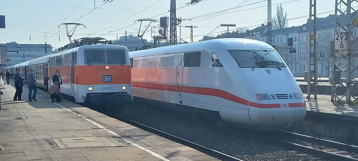 111 111-1 DB Gebrauchtzug mit Sonderzug steht neben BR 401 ??? als ICE ??? im Bahnhof Hamburg-Altona am 24. Mrz 2022
