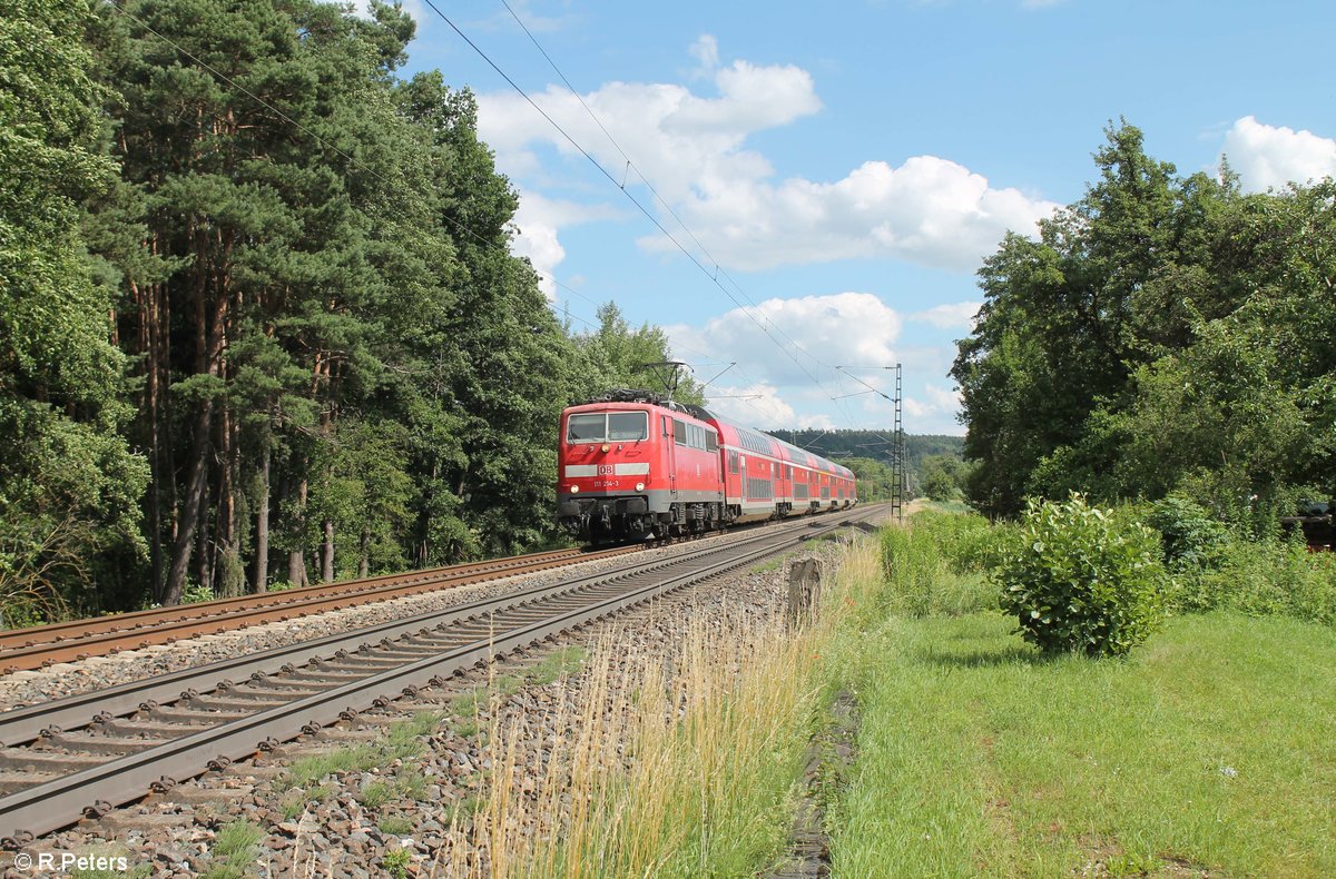 111 214-3 zieht den RE 4858 München - Nürnberg bei Postbauer-Heng. 03.07.20