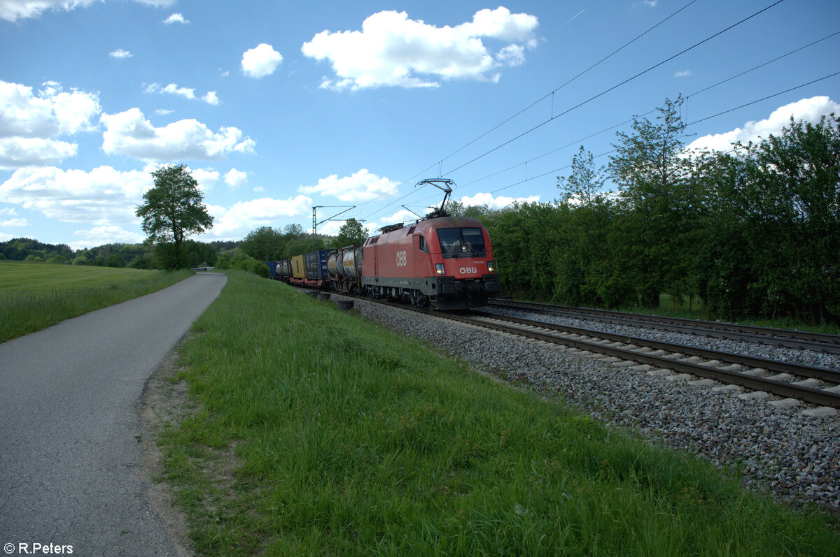 1116 075-1 zieht mit einem KLV-Zug bei Pölling in Richtung Passau. 14.05.24