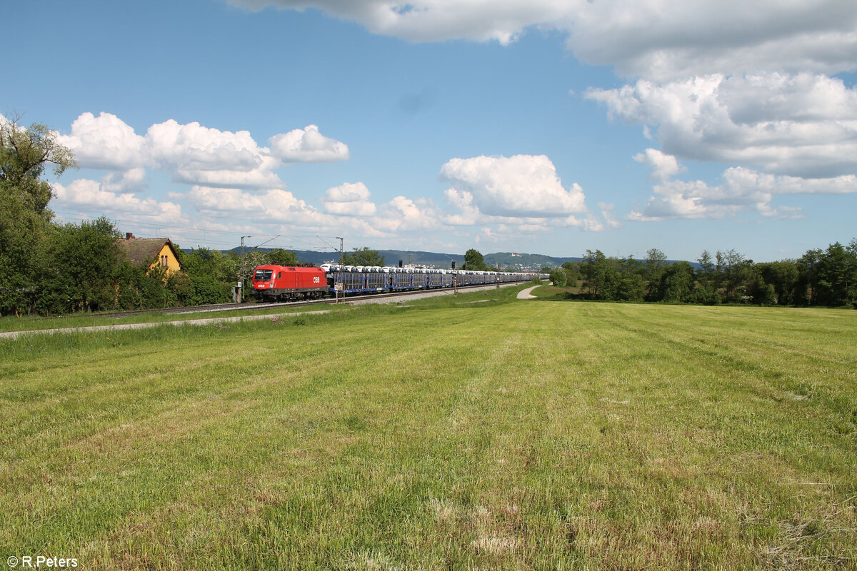 1116 188-4 zieht mit einem Audi-Autotransportzug bei Pölling vorbei.14.05.24