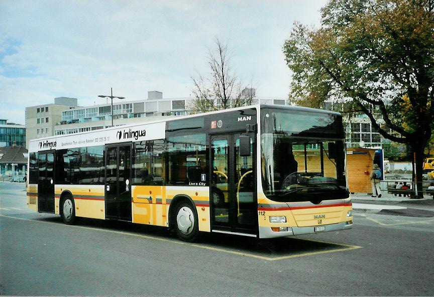 (111'710) - STI Thun - Nr. 112/BE 700'112 - MAN am 24. Oktober 2008 beim Bahnhof Thun (prov. Haltestelle)