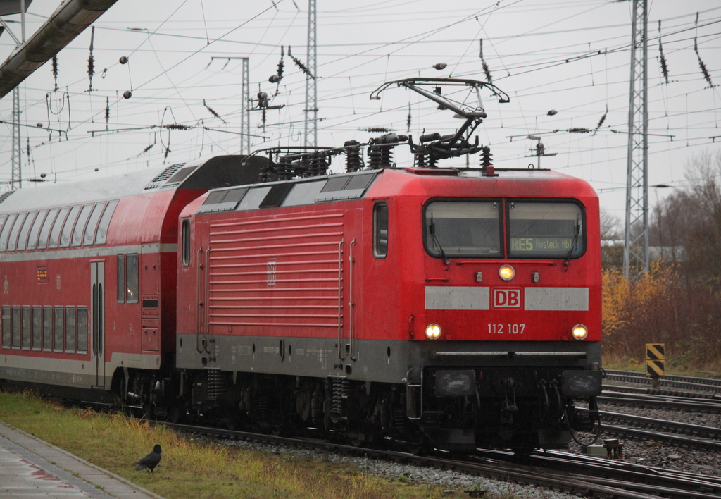 112 107 am 07.12.2018 gegen 13:33 Uhr im Rostocker Hbf.