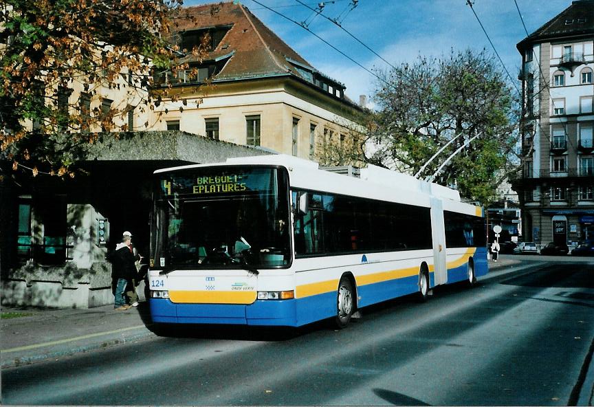 (112'003) - TC La Chaux-de-Fonds - Nr. 124 - NAW/Hess Gelenktrolleybus am 10. November 2008 beim Bahnhof La Chaux-de-Fonds