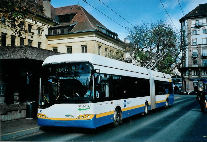 (112'013) - TC La Chaux-de-Fonds - Nr. 141 - Solaris Gelenktrolleybus am 10. November 2008 beim Bahnhof La Chaux-de-Fonds