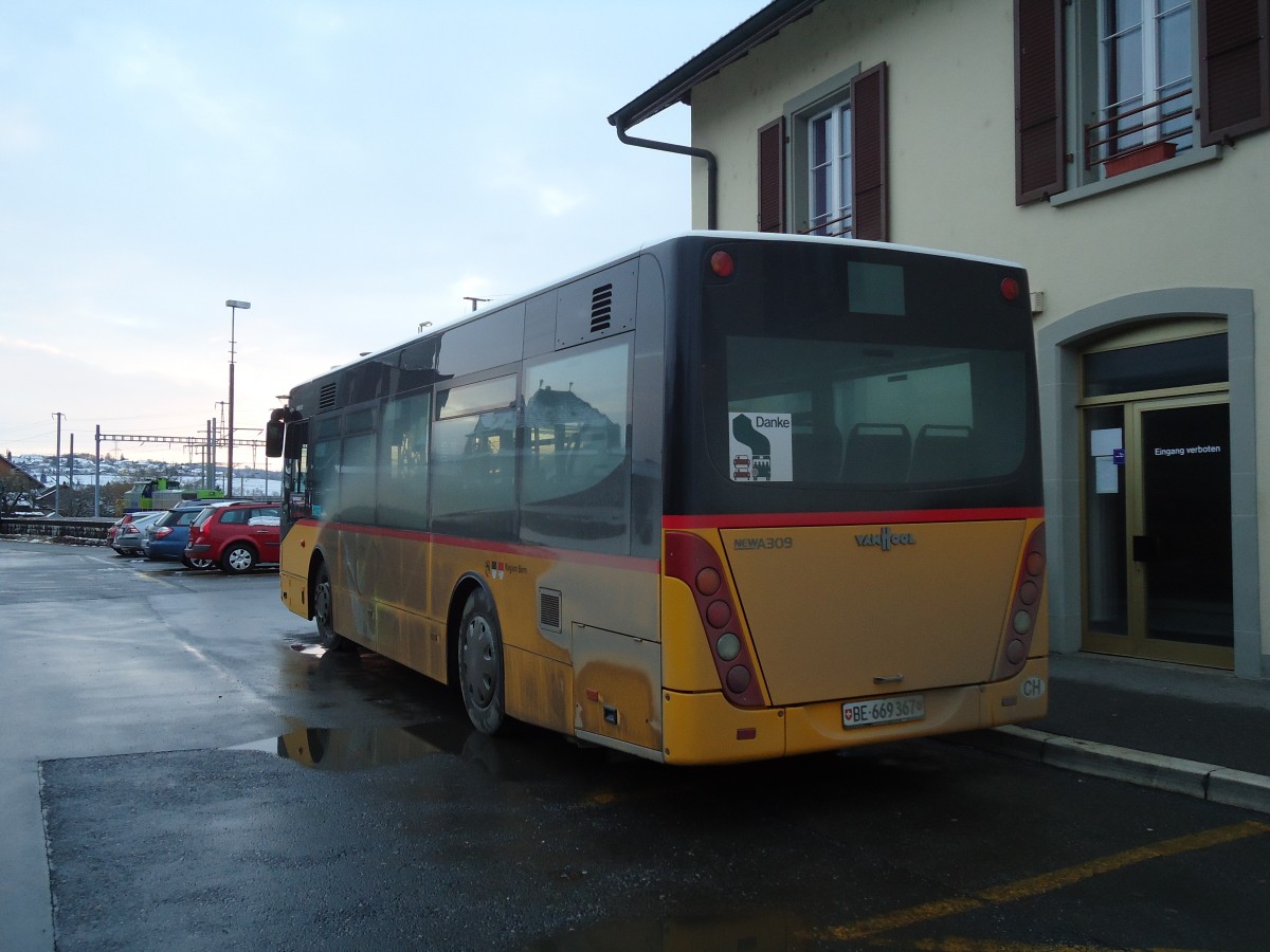 (113'114) - Klopfstein, Laupen - Nr. 14/BE 669'367 - Van Hool (ex STB Laupen) am 26. November 2010 beim Bahnhof Ddingen