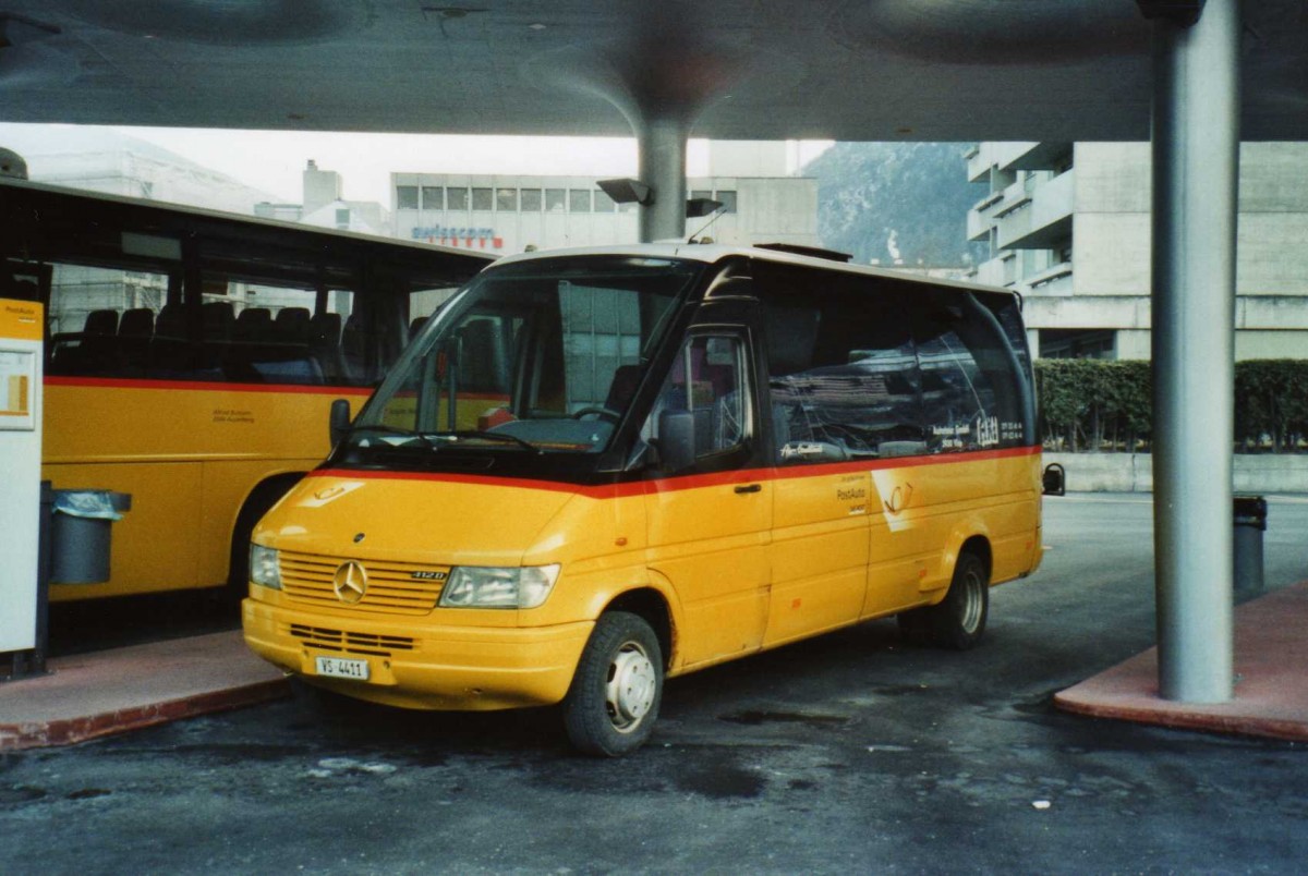 (114'334) - Autotour, Visp - VS 4411 - Mercedes (ex Lehner, Brchen) am 15. Februar 2009 beim Bahnhof Visp