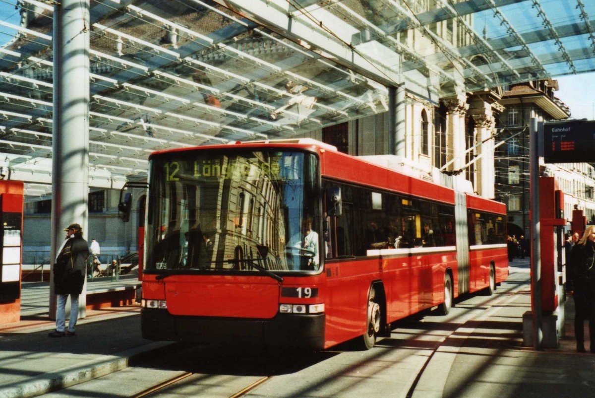 (115'201) - Bernmobil, Bern - Nr. 19 - NAW/Hess Gelenktrolleybus am 16. Mrz 2009 beim Bahnhof Bern