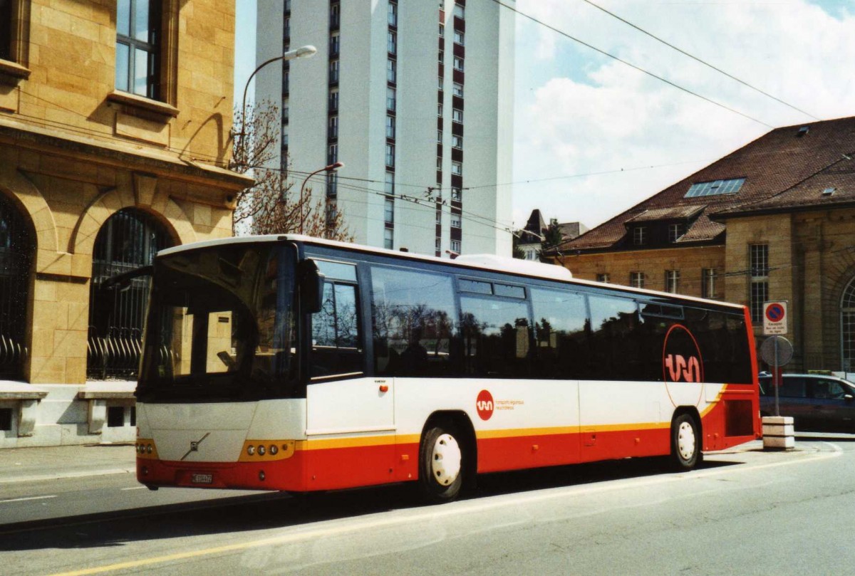 (115'829) - VR La Chaux-de-Fonds - Nr. 272/NE 114'472 - Volvo am 11. April 2009 beim Bahnhof La Chaux-de-Fonds