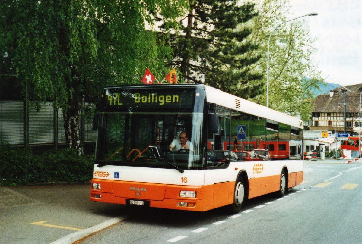 (116'412) - RBS Worblaufen - Nr. 16/BE 297'016 - MAN am 9. Mai 2009 beim Bahnhof Bolligen