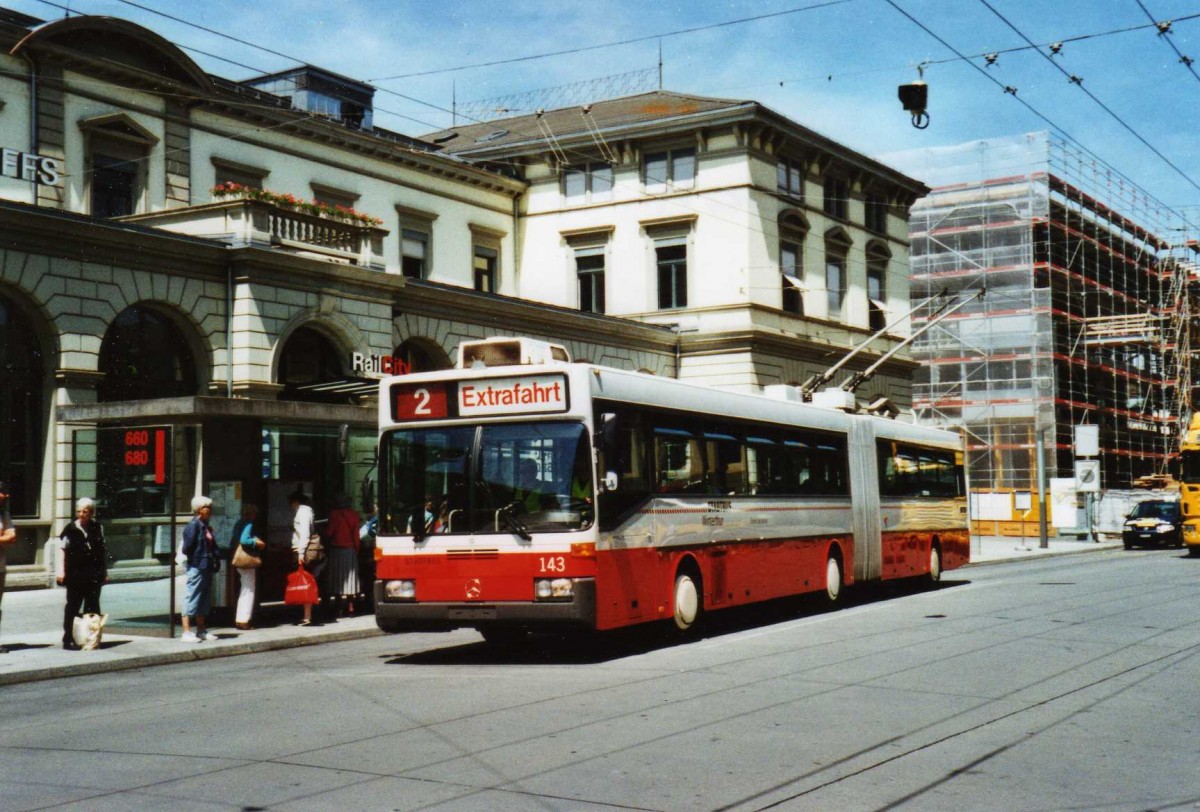 (116'508) - SW Winterthur - Nr. 143 - Mercedes Gelenktrolleybus am 20. Mai 2009 beim Hauptbahnhof Winterthur