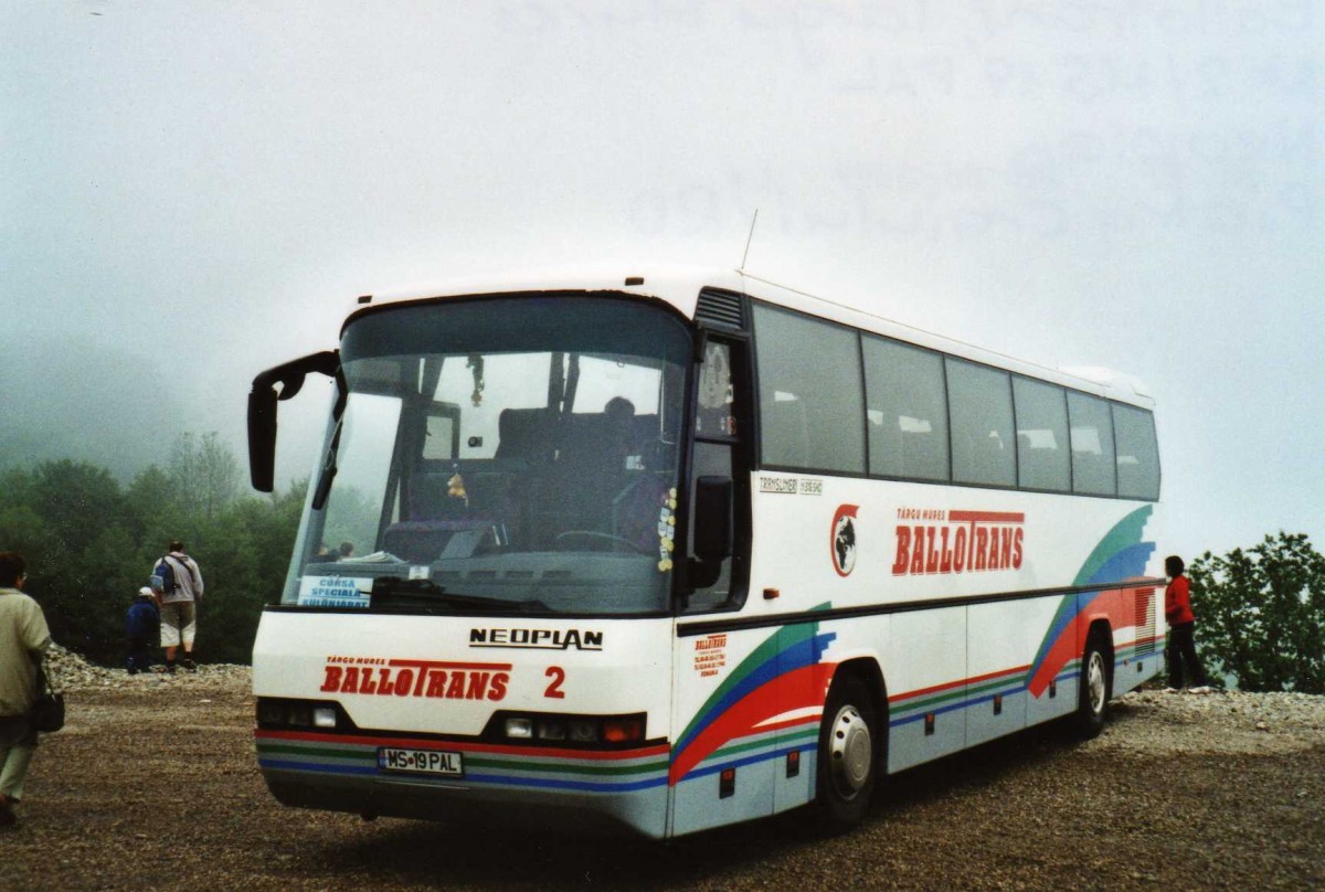 (117'015) - Bollotrans, Targu Mures - Nr. 2/MS 19 PAL - Neoplan am 28. Mai 2009 auf em Piatra Craiului