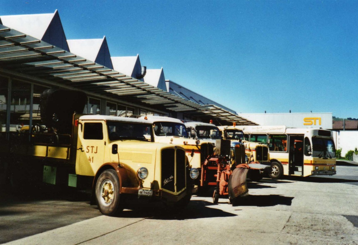 (117'612) - STI Thun - Nr. 52/BE 396'552 - Saurer/R&J am 13. Juni 2009 in Thun, Garage (mit 4 Lastwagen der Marken Berna und Saurer)