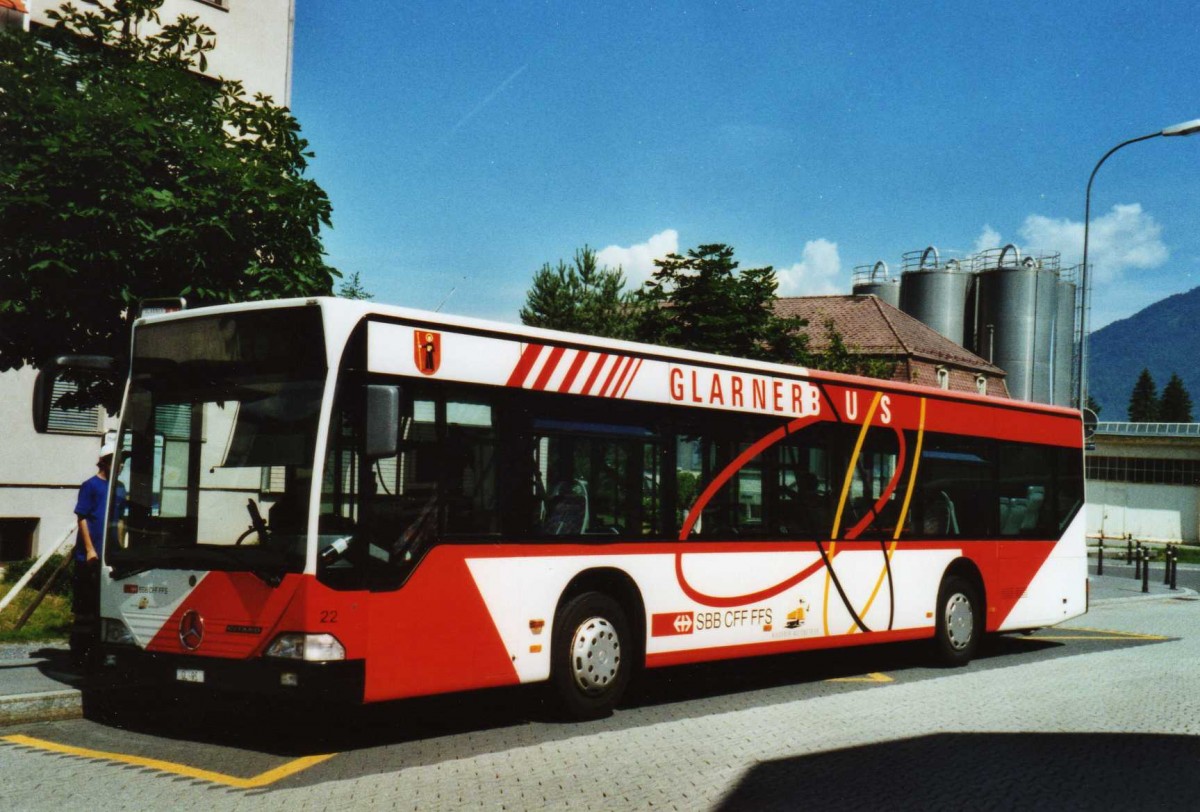 (117'916) - Niederer, Filzbach - Nr. 22/GL 95 - Mercedes am 4. Juli 2009 beim Bahnhof Nfels-Mollis