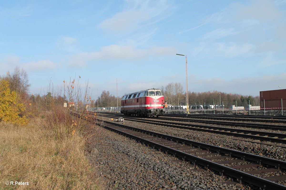 118 770 hing am Zugschluss vom Holzzug, hier setzt sie in Wiesau um. 22.11.14