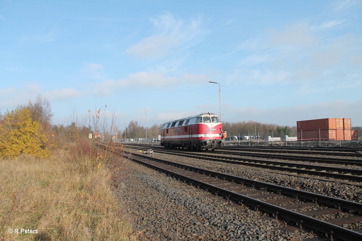 118 770 hing am Zugschluss vom Holzzug, hier setzt sie in Wiesau um. 22.11.14