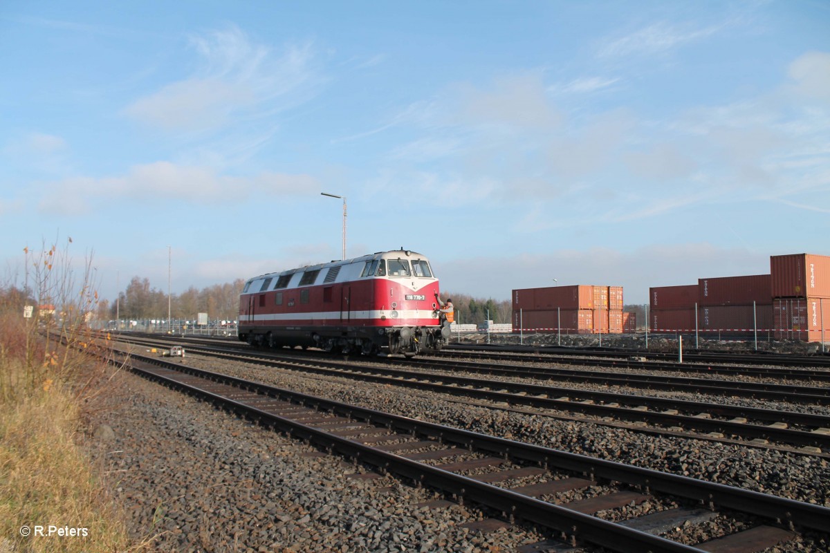 118 770 hing am Zugschluss vom Holzzug, hier setzt sie in Wiesau um. 22.11.14