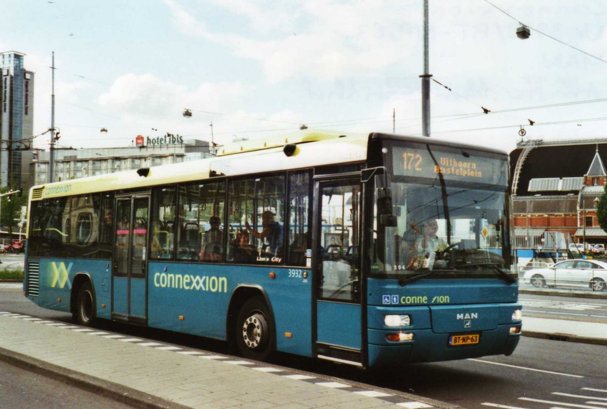 (118'402) - Connexxion - Nr. 3932/BT-NP-63 - MAN am 6. Juli 2009 beim Bahnhof Amsterdam