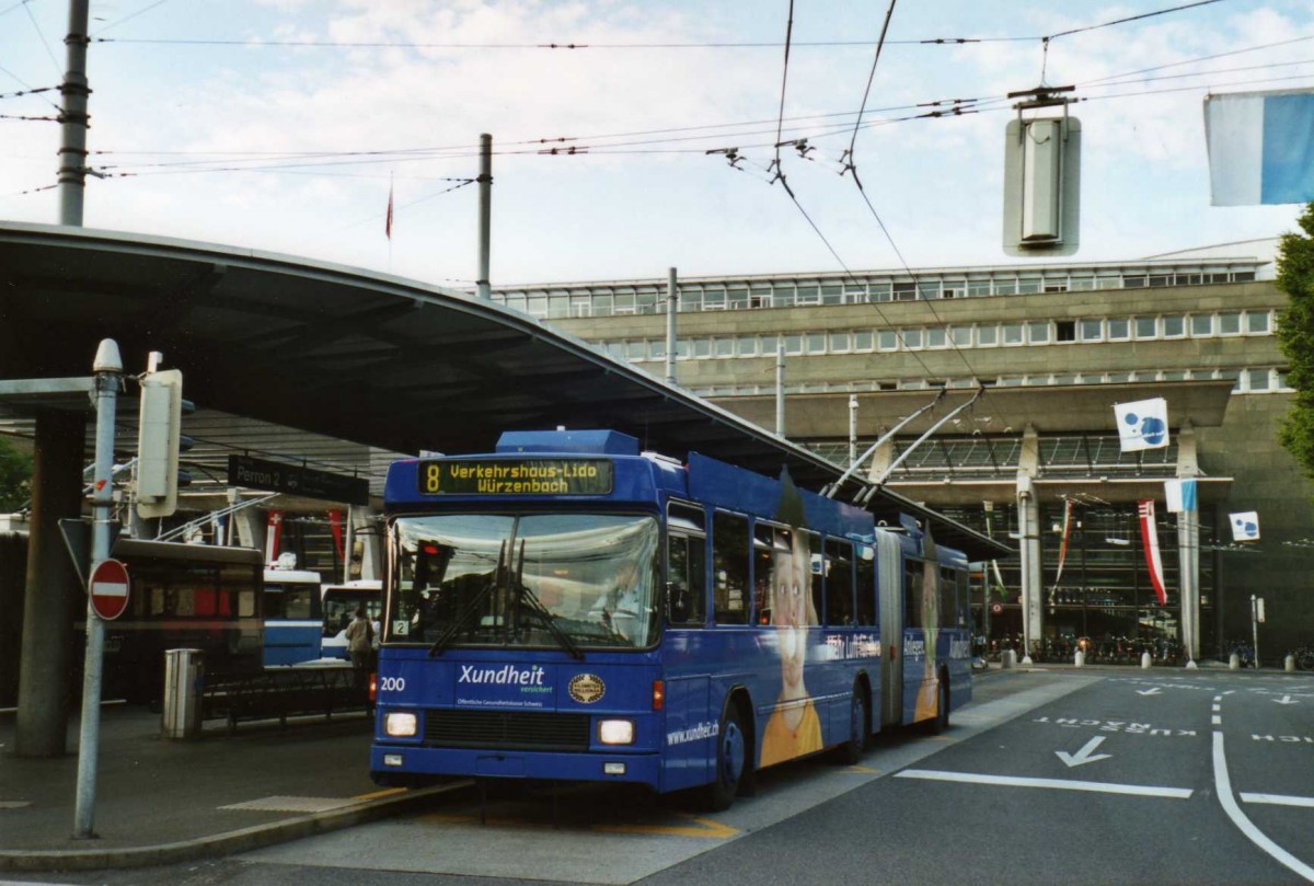 (119'214) - VBL Luzern - Nr. 200 - NAW/Hess Gelenktrolleybus am 20. Juli 2009 beim Bahnhof Luzern