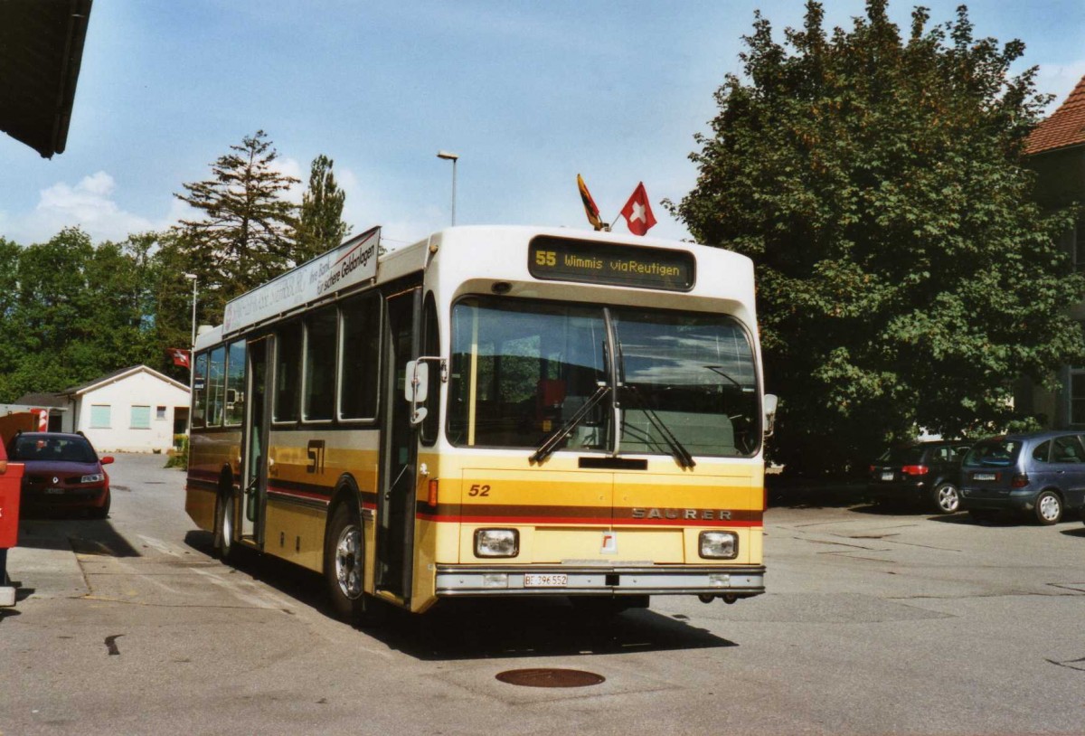 (119'612) - STI Thun - Nr. 52/BE 396'552 - Saurer/R&J am 9. August 2009 beim Bahnhof Wimmis