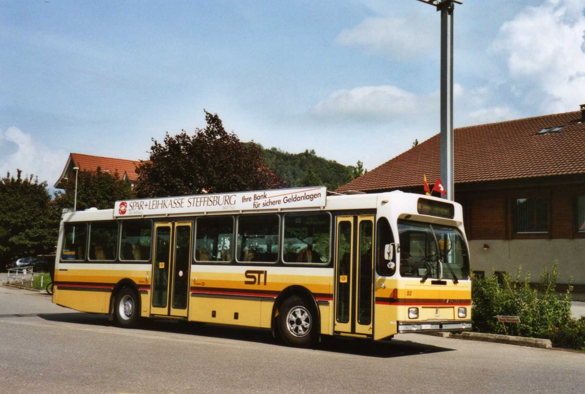 (119'614) - STI Thun - Nr. 52/BE 396'552 - Saurer/R&J am 9. August 2009 beim Bahnhof Wimmis