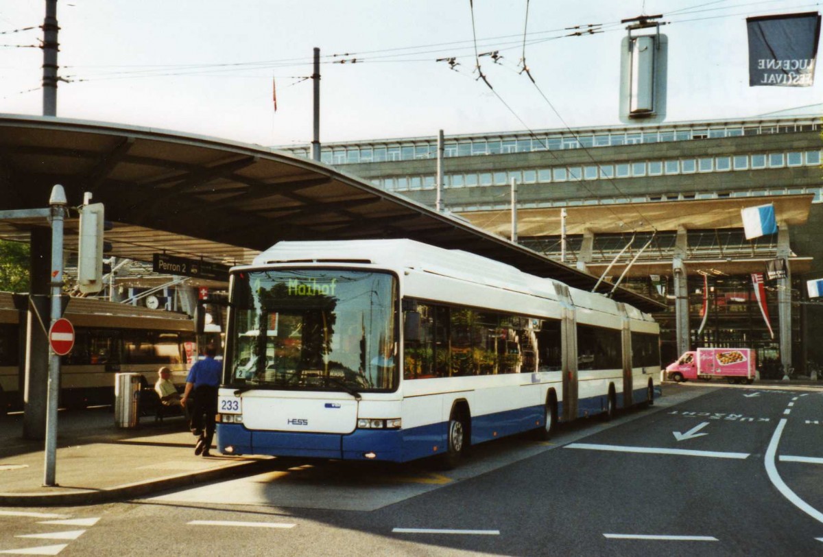 (119'704) - VBL Luzern - Nr. 233 - Hess/Hess Doppelgelenktrolleybus am 15. August 2009 beim Bahnhof Luzern