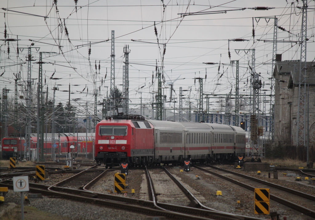 120 154-0 mit IC 2213(Binz-Stuttgart)bei der der Ausfahrt im Rostocker Hbf.25.02.2017