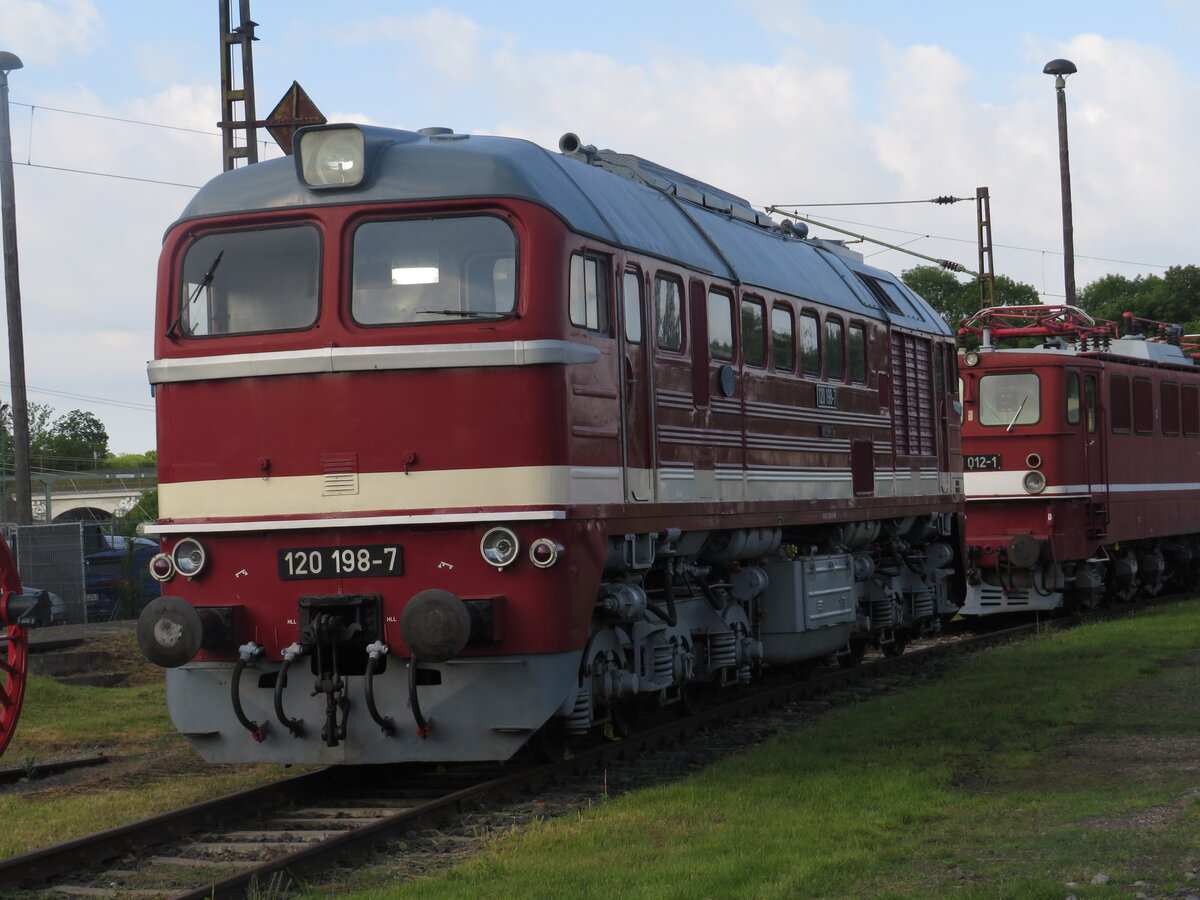 120 198-7 (Taigatrommel) von TEV Weimar beim 30. Weimarer Eisenbahnfest am 24.5.2025