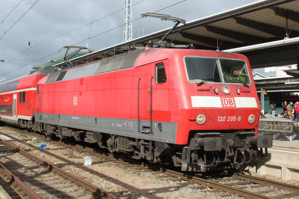 120 205-0 im Rostocker Hbf.06.10.2017