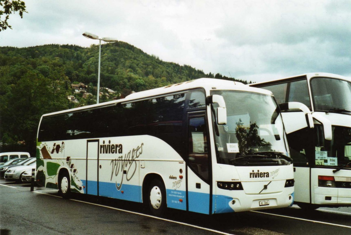 (120'824) - Riviera-Voyages, Vevey - VD 1063 - Volvo am 4. September 2009 in Thun, Seestrasse