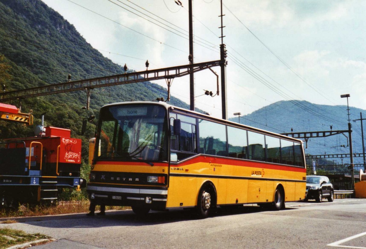 (121'028) - Ghezzi, Rivera - Nr. 13/TI 224'526 - Setra am 12. September 2009 beim Bahnhof Rivera