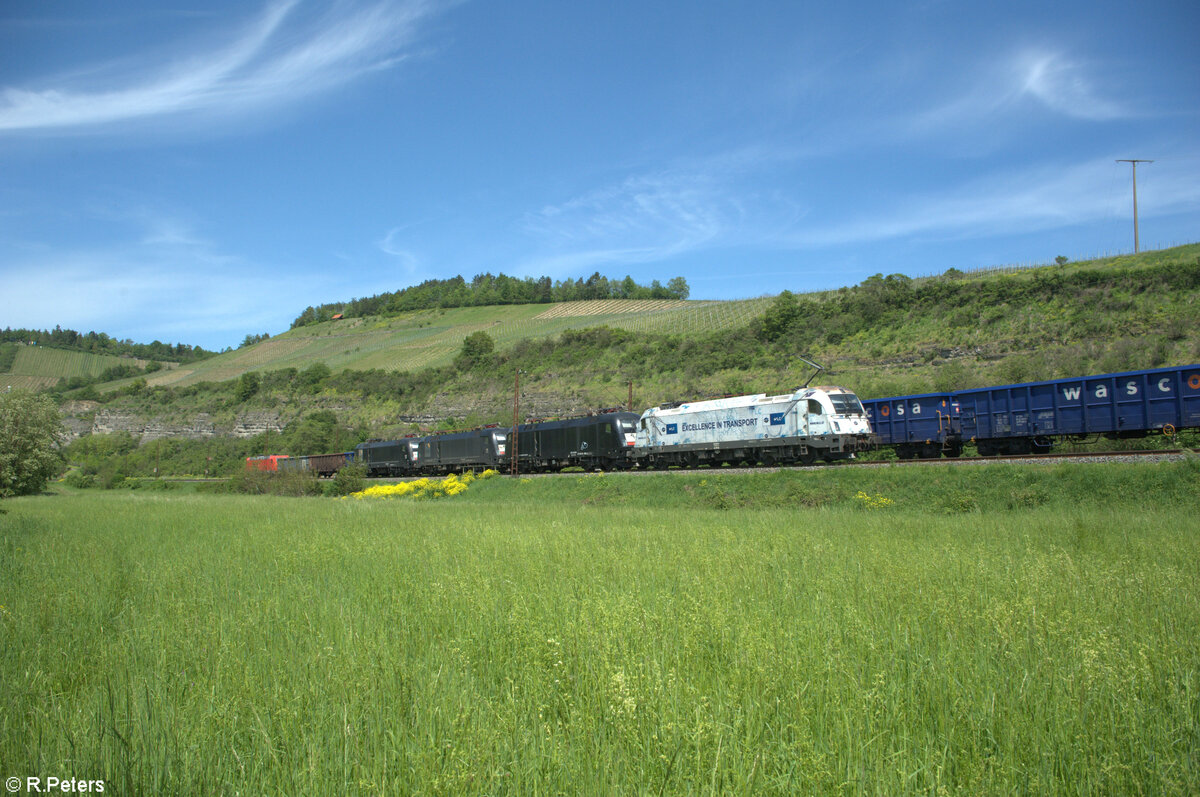 1216 950-6 überführt 182 520 + 182 508 + 182 527 bei Himmelstadt gen Süden. 11.05.24