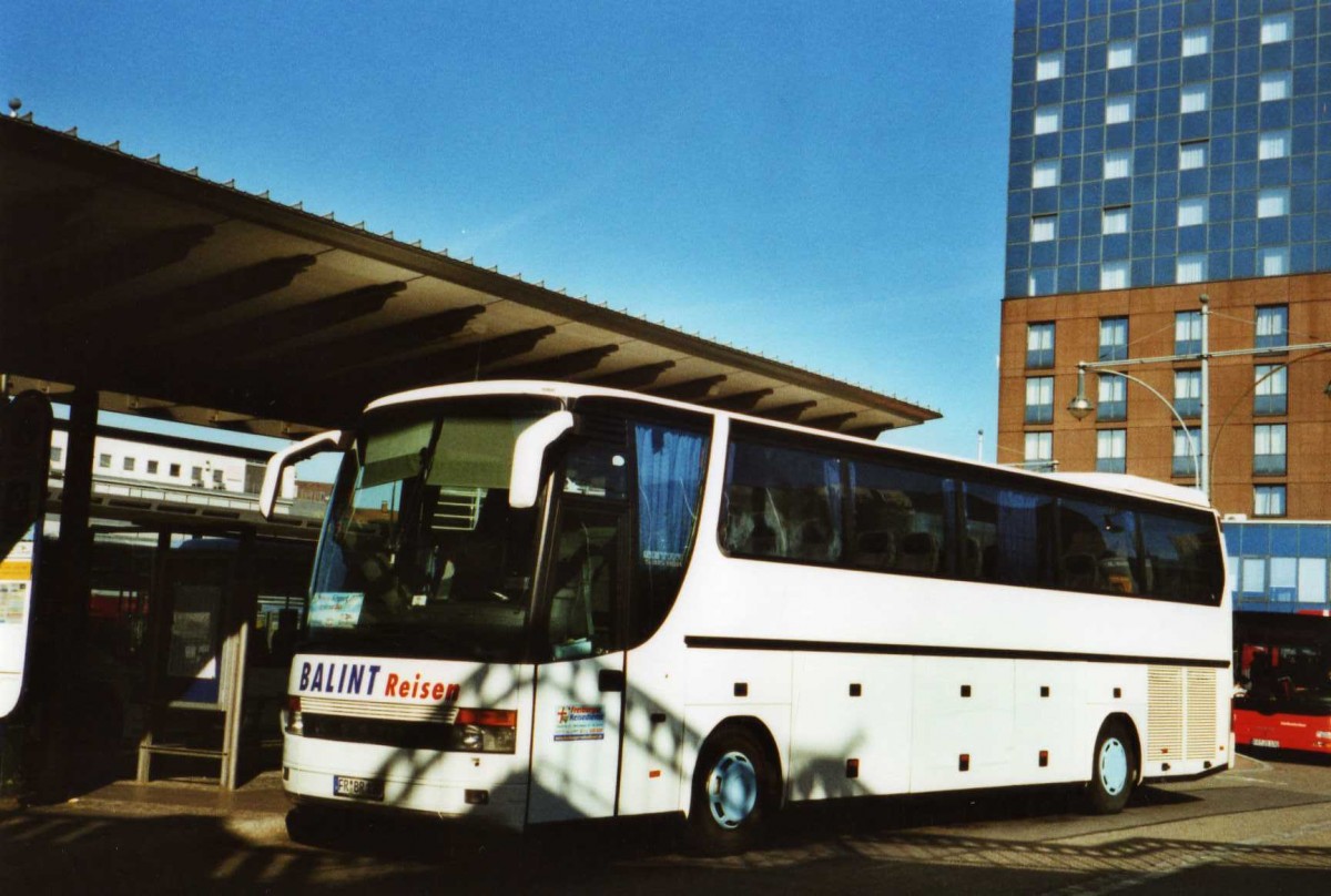 (121'602) - Balint, Freiburg - FR-BR 120 - Setra am 20. Oktober 2009 beim Bahnhof Freiburg