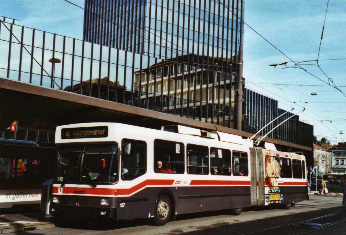 (121'715) - VBSG St. Gallen - Nr. 157 - NAW/Hess Gelenktrolleybus am 24. Oktober 2009 beim Bahnhof St. Gallen