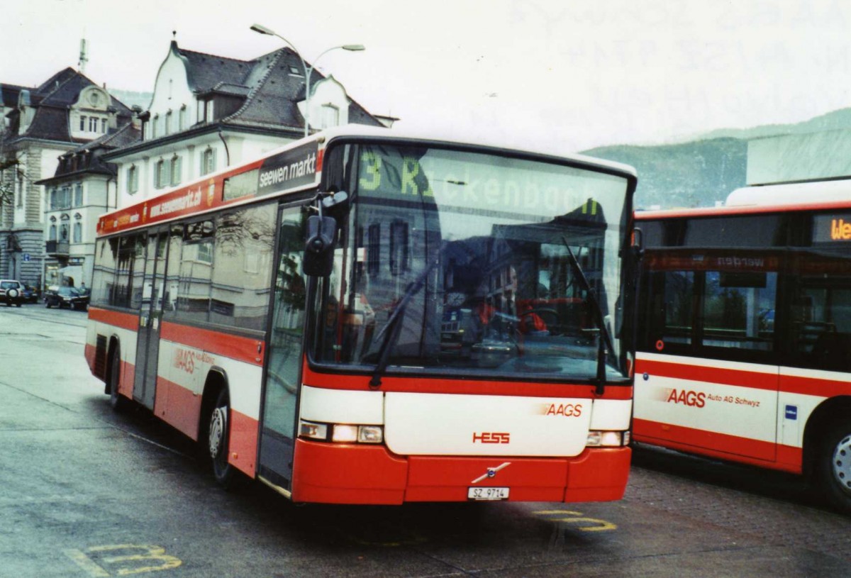 (122'613) - AAGS Schwyz - Nr. 14/SZ 9714 - Volvo/Hess am 10. Dezember 2009 in Schwyz, Postplatz