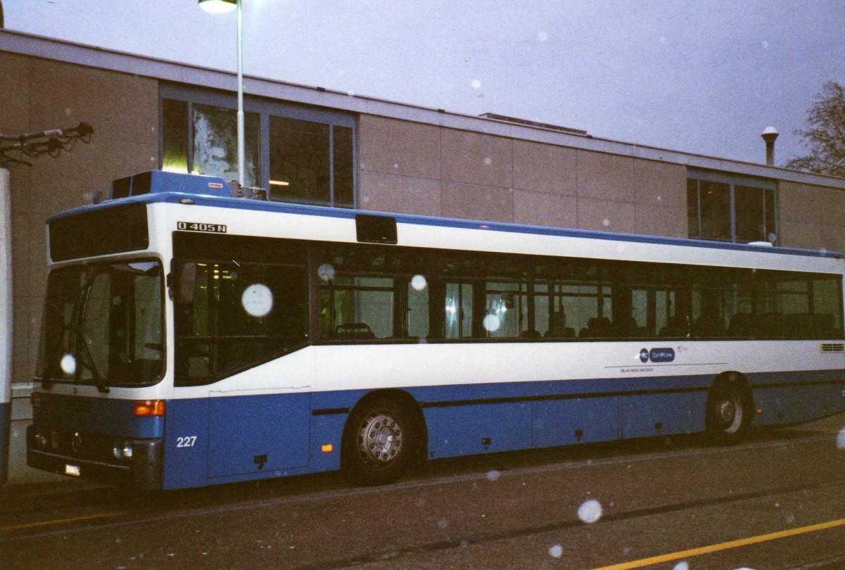 (123'034) - VBZ Zrich - Nr. 227/ZH 588'227 - Mercedes am 13. Dezember 2009 in Zrich, Garage Hardau