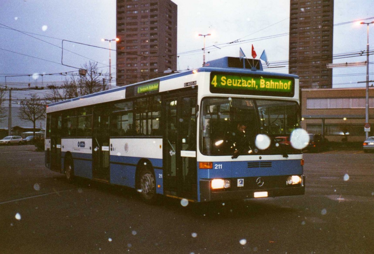 (123'036) - VBZ Zrich - Nr. 211/ZH 588'211 - Mercedes am 13. Dezember 2009 in Zrich, Garage Hardau