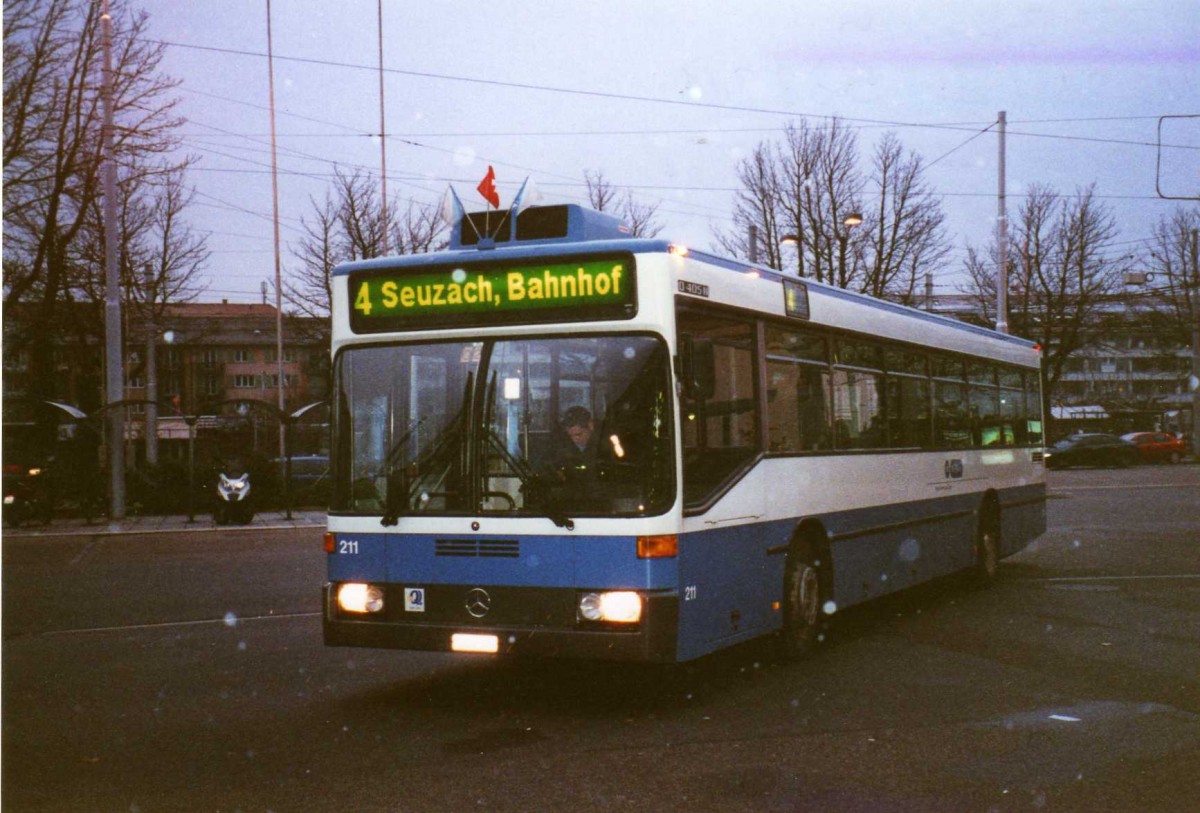 (123'037) - VBZ Zrich - Nr. 211/ZH 588'211 - Mercedes am 13. Dezember 2009 in Zrich, Garage Hardau