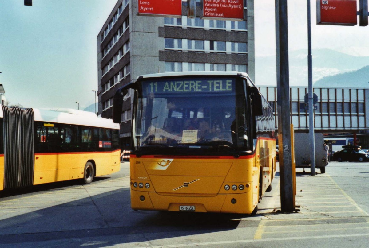 (124'625) - Buchard, Leytron - Nr. 254/VS 84'254 - Volvo (ex Rey, Ayent) am 9. Mrz 2010 beim Bahnhof Sion