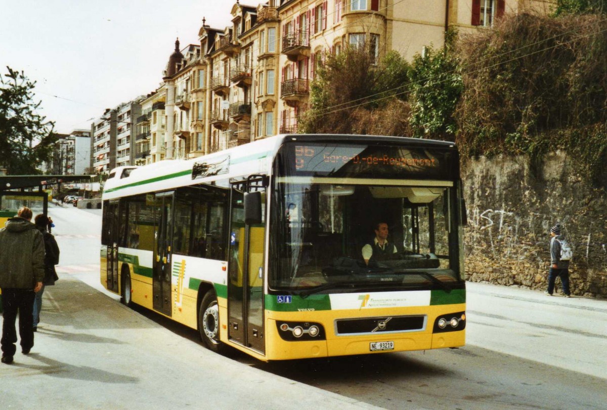 (125'306) - TN Neuchtel - Nr. 219/NE 93'219 - Volvo am 22. Mrz 2010 beim Bahnhof Neuchtel