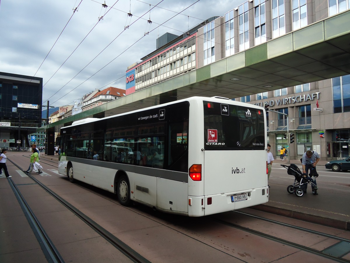 (128'636) - IVB Innsbruck - Nr. 993/I 993 IVB - Mercedes am 11. August 2010 beim Bahnhof Innsbruck