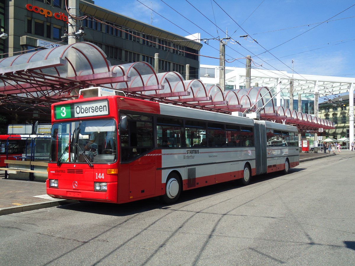 (129'038) - SW Winterthur - Nr. 144 - Mercedes Gelenktrolleybus am 22. August 2010 beim Hauptbahnhof Winterthur