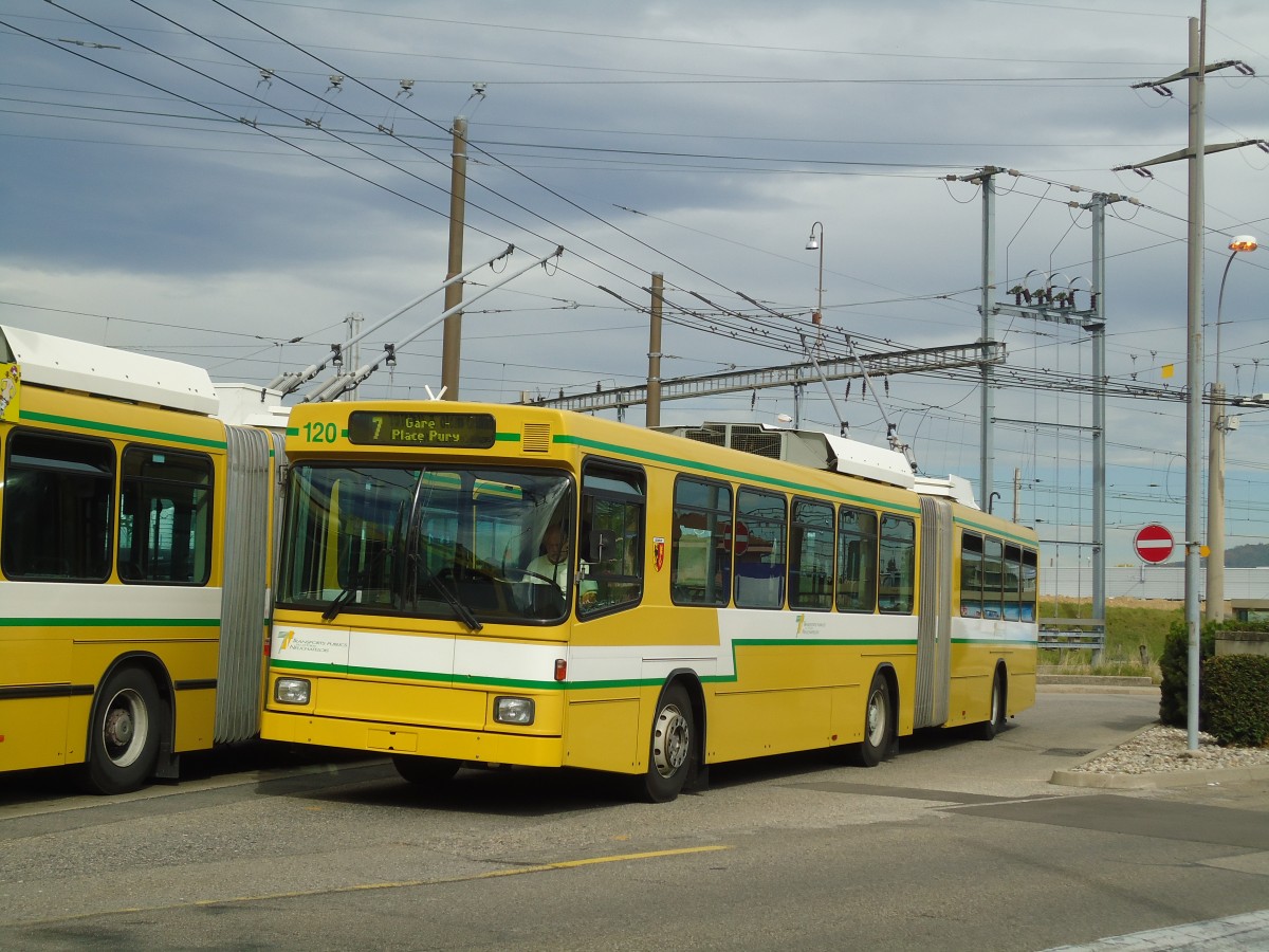 (130'234) - TN Neuchtel - Nr. 120 - NAW/Hess Gelenktrolleybus am 4. Oktober 2010 beim Bahnhof Marin