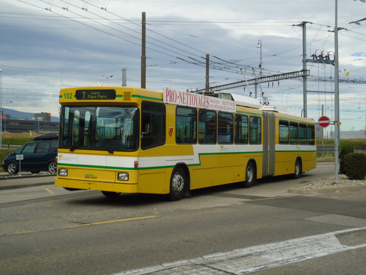 (130'253) - TN Neuchtel - Nr. 102 - NAW/Hess Gelenktrolleybus am 4. Oktober 2010 beim Bahnhof Marin