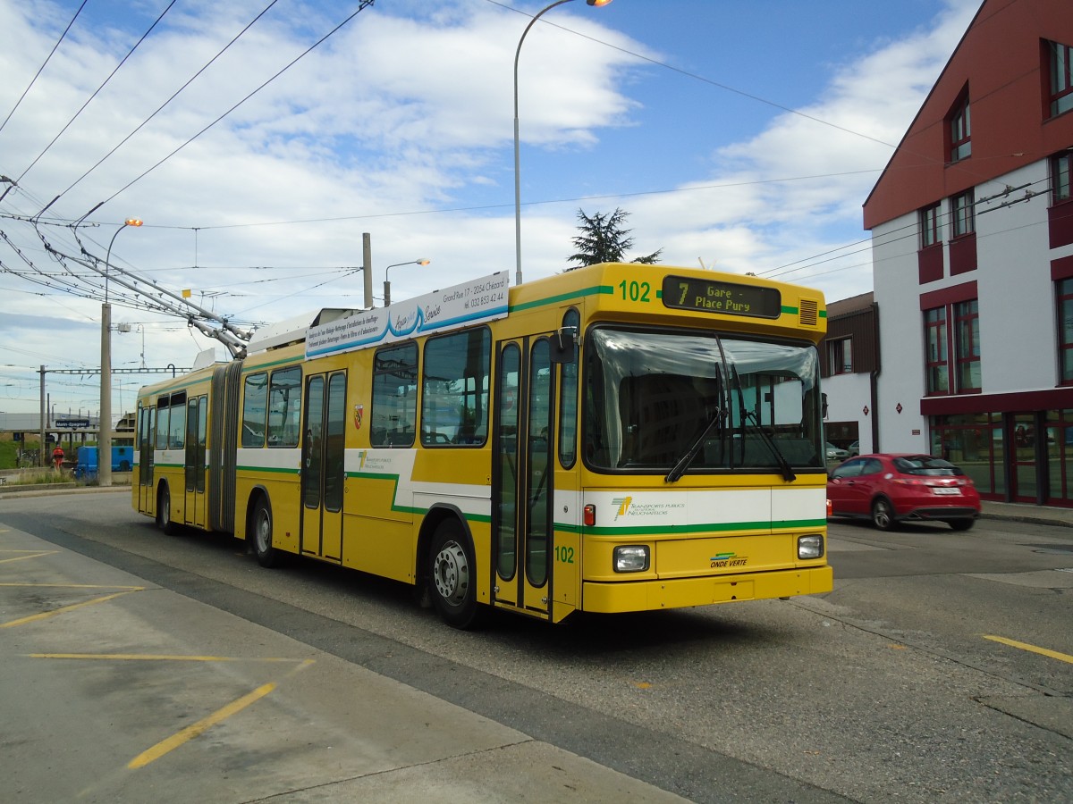 (130'254) - TN Neuchtel - Nr. 102 - NAW/Hess Gelenktrolleybus am 4. Oktober 2010 beim Bahnhof Marin