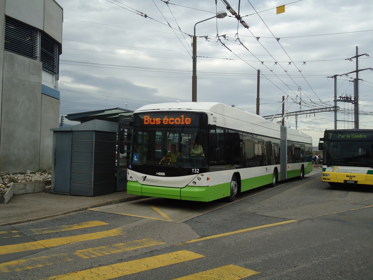 (130'262) - TN Neuchtel - Nr. 132 - Hess/Hess Gelenktrolleybus am 4. Oktober 2010 beim Bahnhof Marin