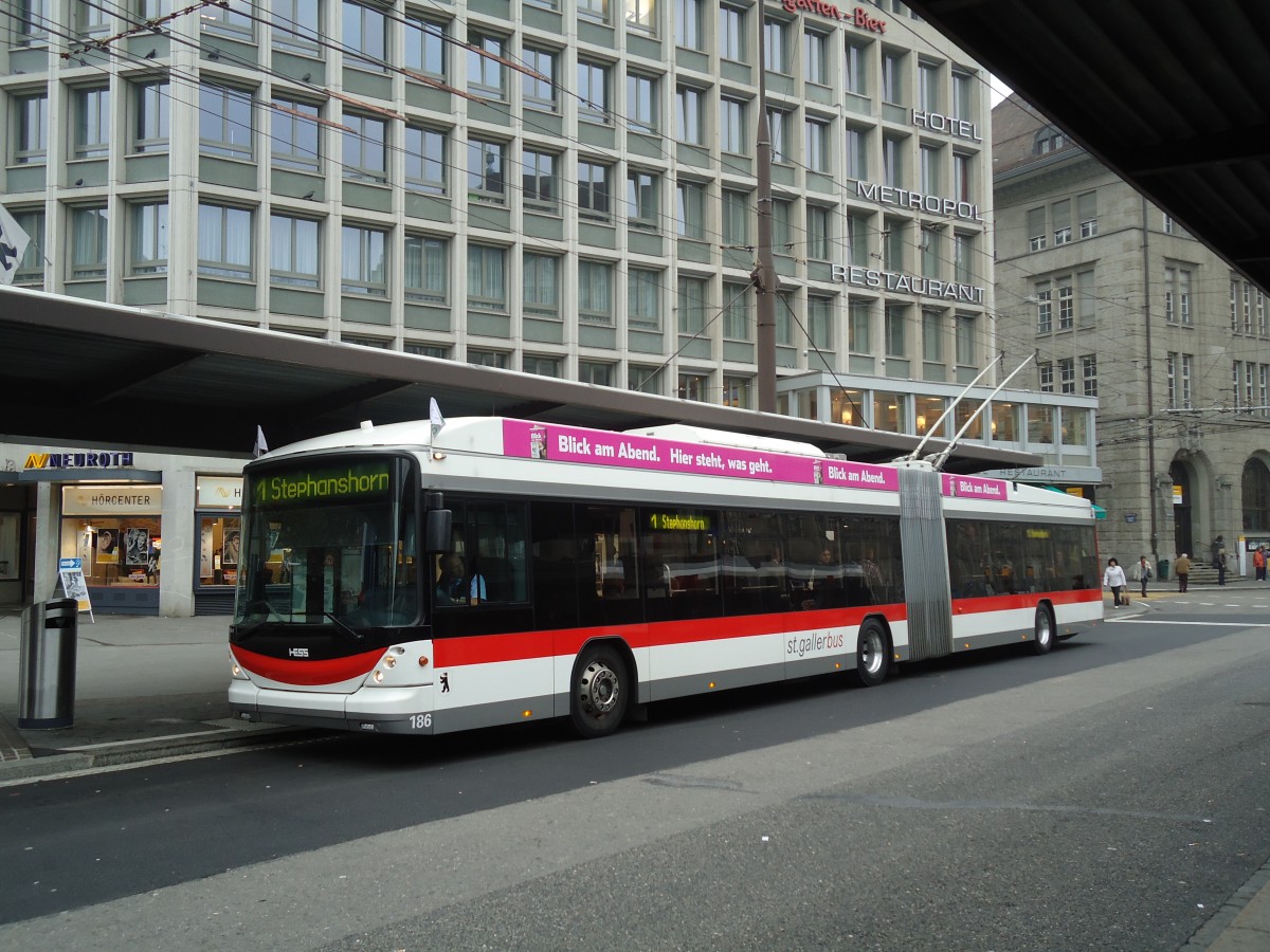 (130'409) - St. Gallerbus, St. Gallen - Nr. 186 - Hess/Hess Gelenktrolleybus am 13. Oktober 2010 beim Bahnhof St. Gallen