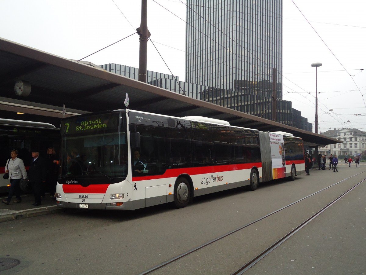 (130'425) - St. Gallerbus, St. Gallen - Nr. 295/SG 198'295 - MAN am 13. Oktober 2010 beim Bahnhof St. Gallen